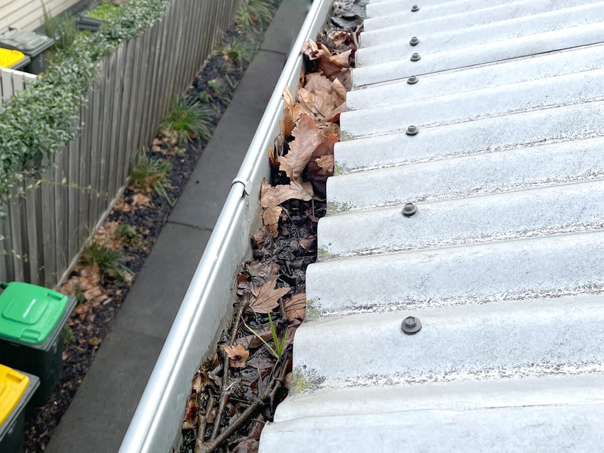 before gutter cleaning service-img