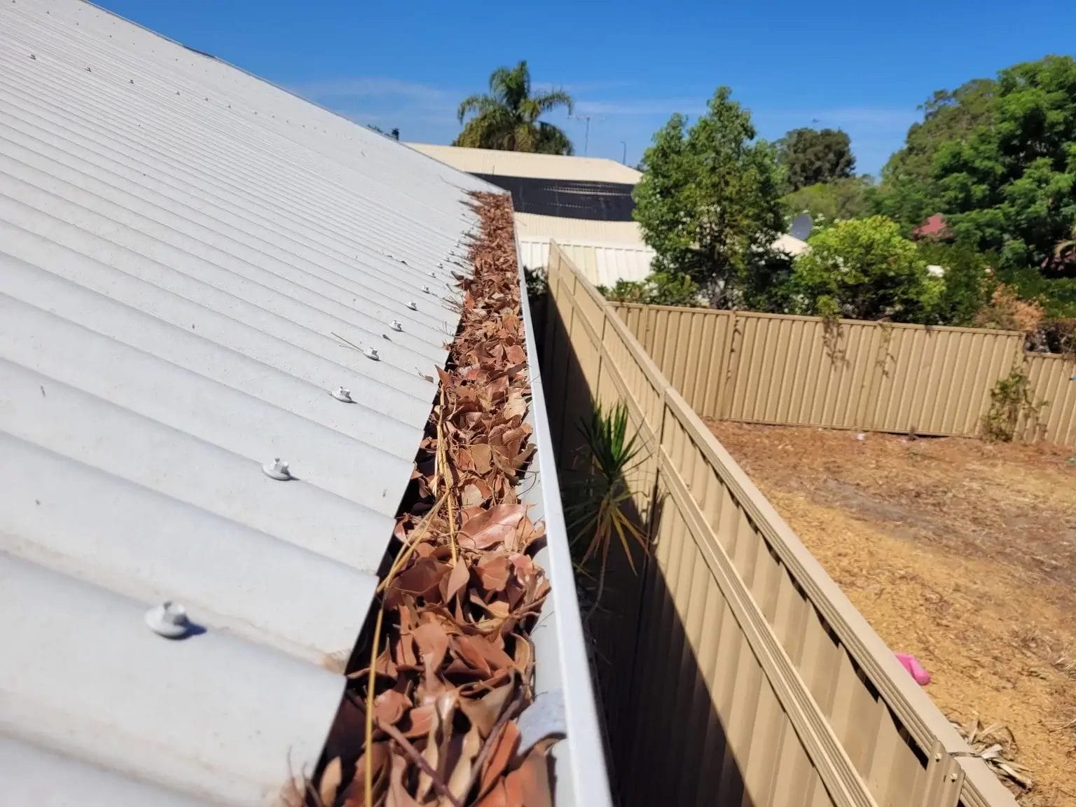 gutter cleaning before-img